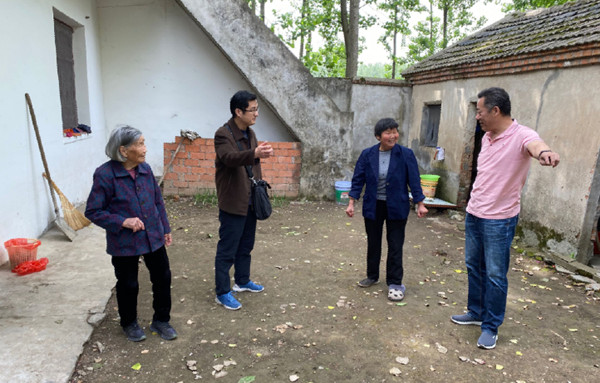 淮南市中小企業(yè)發(fā)展促進(jìn)中心副主任宋常靖一行人前往壽縣扶貧慰問(wèn)