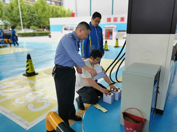 淮南田家庵區市場(chǎng)監管局開(kāi)展成品油抽檢工作