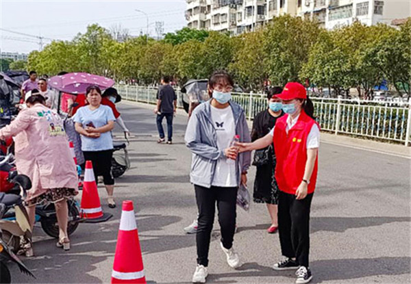 淮南鳳臺愛(ài)心送水助高考