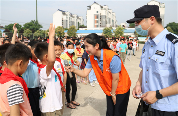 淮南西站鐵路公安走進(jìn)九二小開(kāi)展“愛(ài)路護路”鐵路安全宣傳活動(dòng)