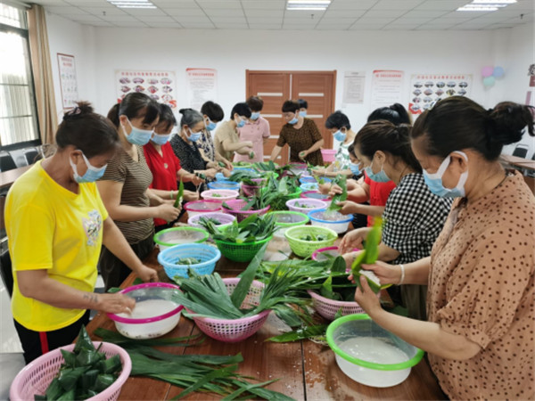 淮南唐山鎮臥園社區黨支部開(kāi)展端午包粽子比賽等系列活動(dòng)