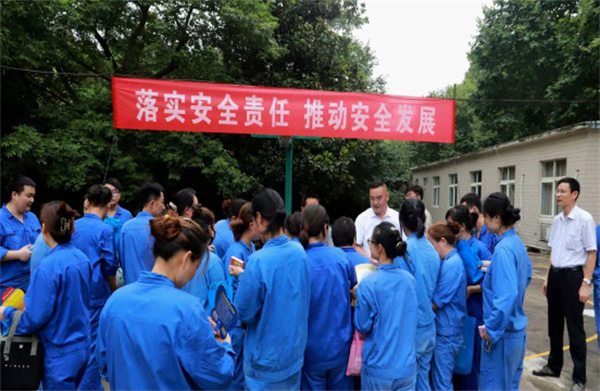 淮南市經(jīng)信局深入企業(yè)開(kāi)展“6·16安全宣傳咨詢(xún)日”活動(dòng)