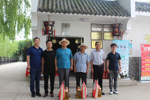 淮南鳳臺縣愛(ài)心企業(yè)走訪(fǎng)慰問(wèn)老黨員