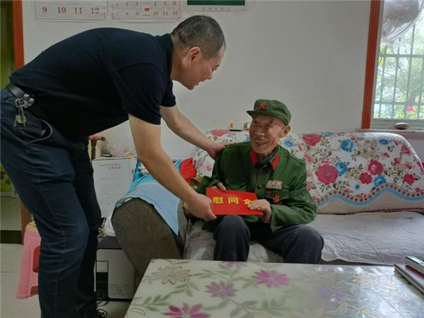 淮南市退役軍人事務(wù)局開(kāi)展“七一”走訪(fǎng)慰問(wèn)活動(dòng)