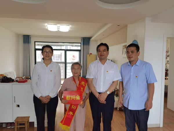 淮南市衛健委黨組書(shū)記、主任汪世福慰問(wèn)離休老干部