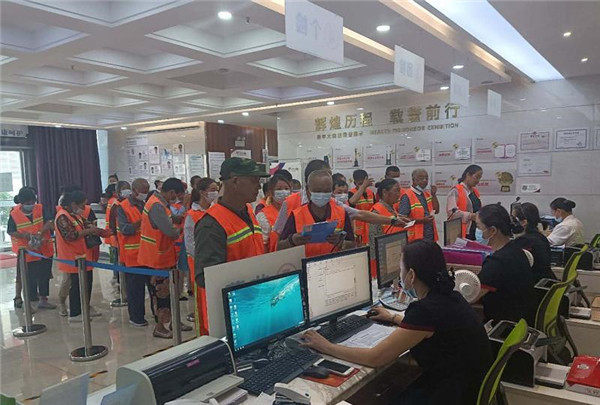 淮南市潘集區工會(huì )開(kāi)展“免費為環(huán)衛工人送體檢”活動(dòng)