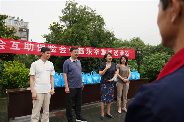 淮南：職工保險互助會(huì )開(kāi)展“夏送清涼，關(guān)愛(ài)會(huì )員”活動(dòng)