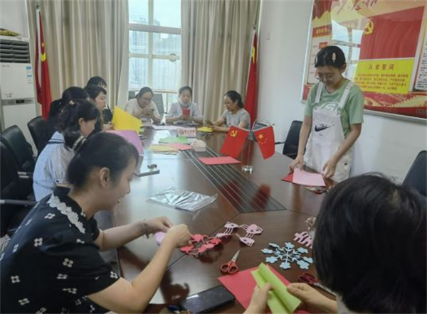 淮南市城鄉居保中心黨支部開(kāi)展“弘揚傳統節日文化，歡慶七夕學(xué)剪紙”主題黨日活動(dòng)