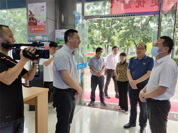 淮南市壽縣縣委副書(shū)記朱勇一行前往壽縣移動(dòng)分公司進(jìn)行清涼慰問(wèn)