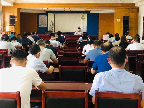 淮南市壽縣縣委、副縣長(cháng)李景練為壽縣市場(chǎng)監管系統黨員上黨課