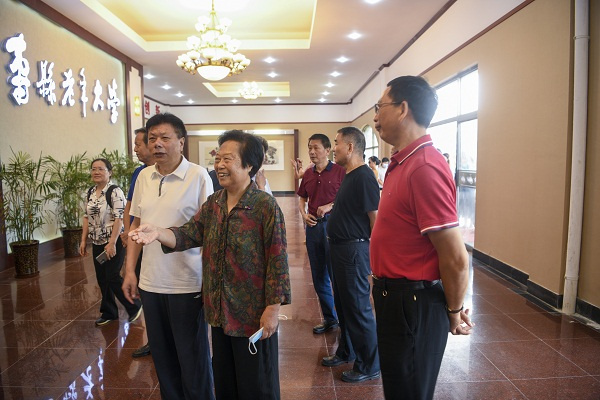 淮南市壽縣：安徽老年大學(xué)（省老干部活動(dòng)中心）教務(wù)長(cháng)聶曉華一行蒞臨壽縣老年大學(xué)進(jìn)行調研