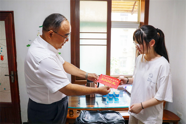 淮南市：金秋助學(xué)暖人心 上門(mén)慰問(wèn)送真情 東辰集團開(kāi)展金秋助學(xué)活動(dòng)