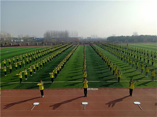 淮南實(shí)驗中學(xué)：創(chuàng  )全國文明校園 辦人民滿(mǎn)意教育