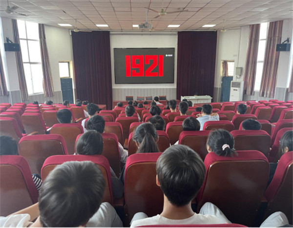 淮南第六中學(xué)團委開(kāi)展“學(xué)習黨史，致敬1921”主題團日活動(dòng)