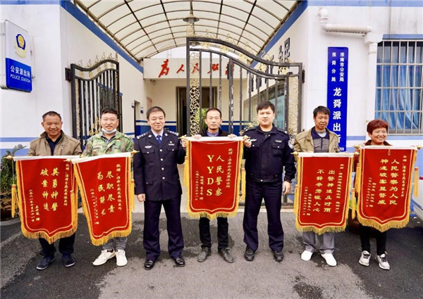 淮南民警為農民工追回工資17萬(wàn)，工人送錦旗“YYDS”