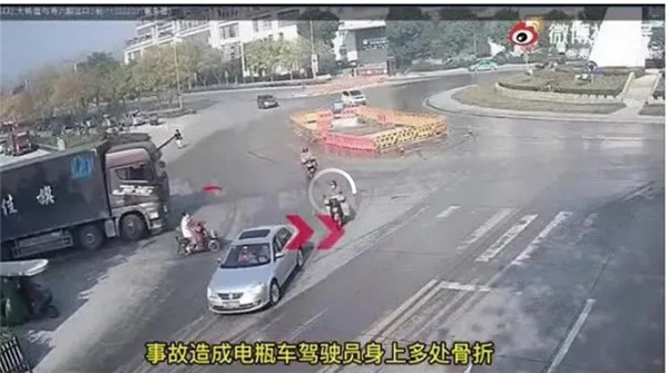 驚險一幕！淮南壽縣電瓶車(chē)駕駛人被卷入貨車(chē)底部...