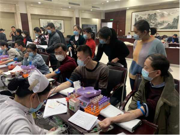 淮南市市場(chǎng)監管局組織黨員干部職工參加無(wú)償獻血活動(dòng)
