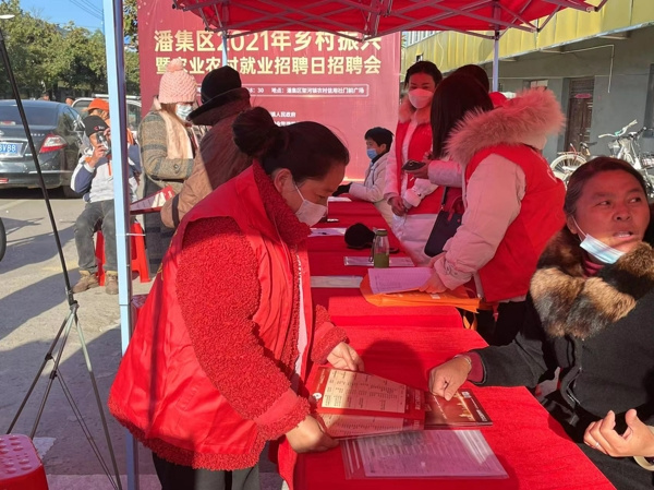 淮南市潘集區架河鎮婦聯(lián)“宣傳+培訓+招聘會(huì )”模式促婦女就業(yè)