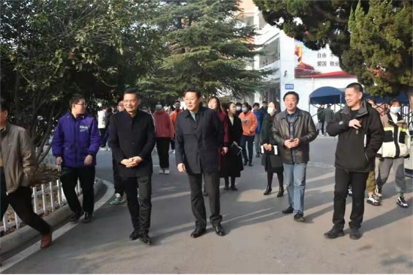 淮南市教體局副局長(cháng)洪光社來(lái)淮南二十六中督導創(chuàng  )城工作