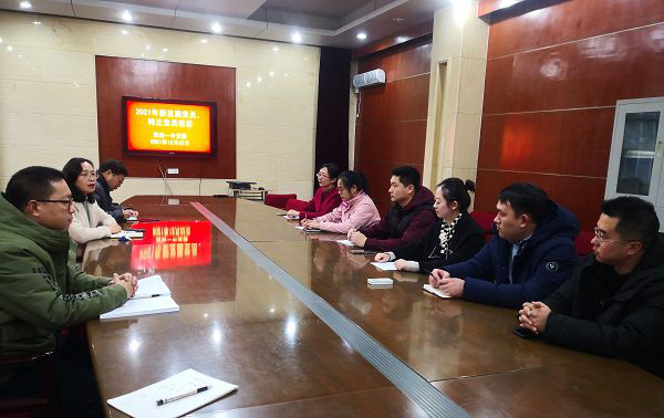 淮南一中召開(kāi)新轉正黨員、預備黨員談心談話(huà)會(huì )