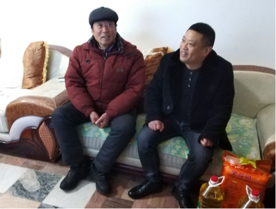 淮南第二十七中慰問(wèn)駐村干部、生活困難黨員和老干部