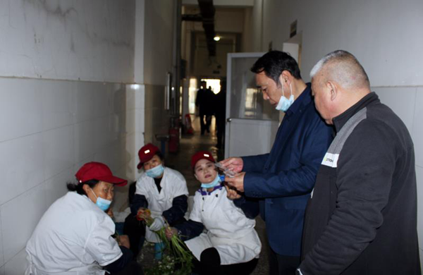 淮南大通區市場(chǎng)監管局領(lǐng)導班子 突擊檢查學(xué)校食堂