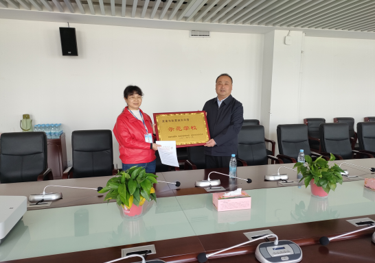 淮南大通區為評審認定的學(xué)校頒發(fā)“防震減災科普示范學(xué)校”榮譽(yù)牌匾