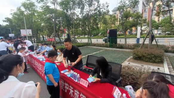 淮南市委、淮南市12355青少年服務(wù)臺開(kāi)展關(guān)愛(ài)保護未成年人普法進(jìn)社區宣傳活動(dòng)