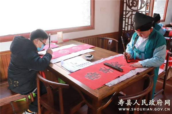 淮南壽縣舉行壽州福娃寫(xiě)春聯(lián)送祝?；顒?dòng)