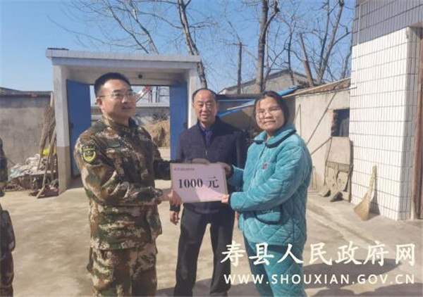 武警淮南支隊慰問(wèn)貧困戶(hù)