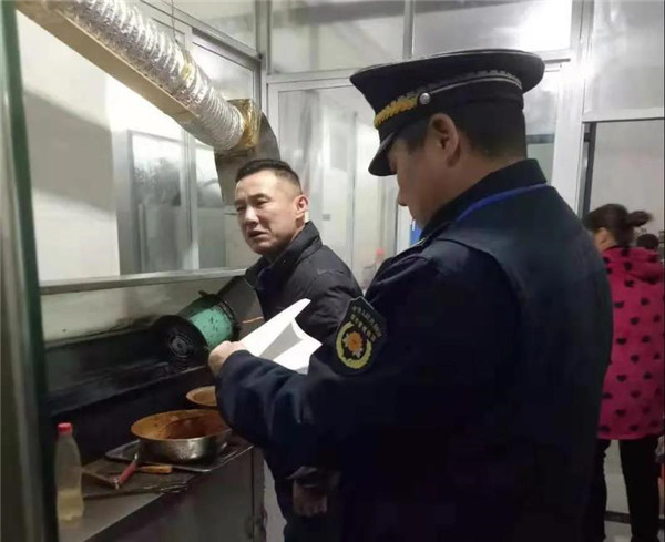 淮南：八公山區城管局嚴查餐飲油煙不放松