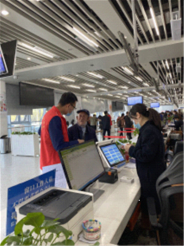 淮南：可憐天下父母心，春風(fēng)送暖在大廳