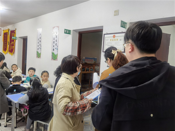 淮南市新淮街道九龍社區開(kāi)展“小飯桌”食品安全排查工作