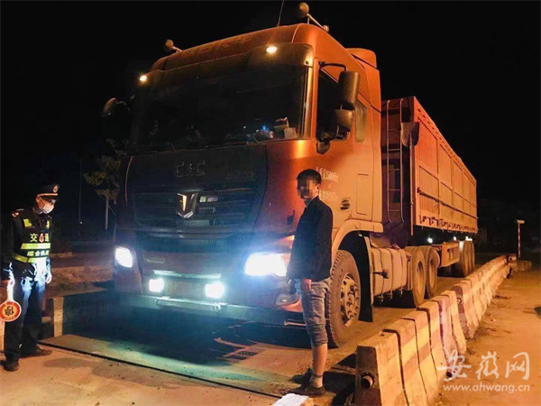 淮南：走鄉村小路甩掉盯梢 淮南交通執法人員蹲守一天查獲“百?lài)嵧?rdquo;